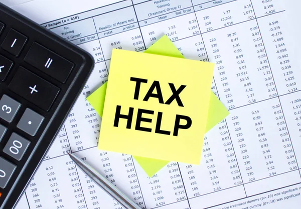 Aufkleber Mit Dem Text Tax Help Liegen Auf Den Finanztabellen — Stockfoto