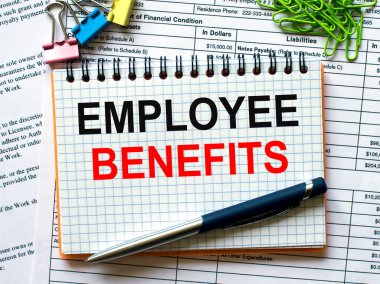 Kağıt ataçları ve kalem ile beyaz arkaplan üzerinde metin çalışanı faydaları ile not