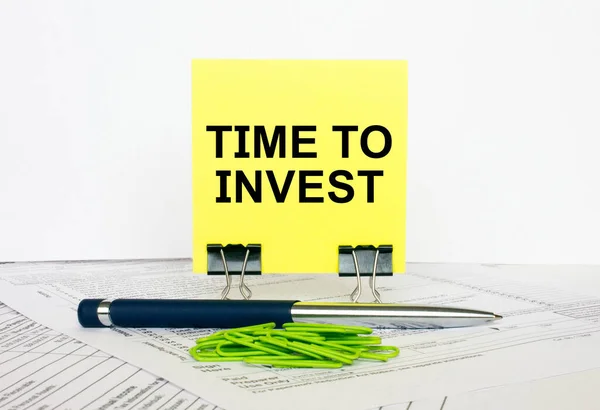 Adesivo Amarelo Com Texto Time Invest Fica Clipes Escritório Lado — Fotografia de Stock