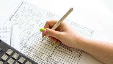 Finansal veri analizi. Hesap makinesine güveniyorum. Finans masasında kalemle.