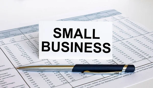 Κείμενο Small Business White Card Μπλε Μεταλλικό Στυλό Στο Οικονομικό — Φωτογραφία Αρχείου