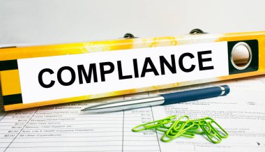 Mavi kalem ve yeşil ataçlarla mali raporlarda yer alan klasördeki metin uyumluluğu. İş ve mali konsept