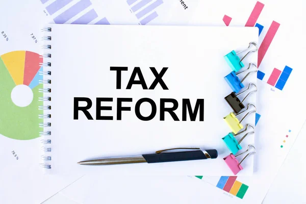 Блокнот Текстом Налоговая Реформа Скрепки Синяя Ручка Финансовых Диаграммах Концепция — стоковое фото