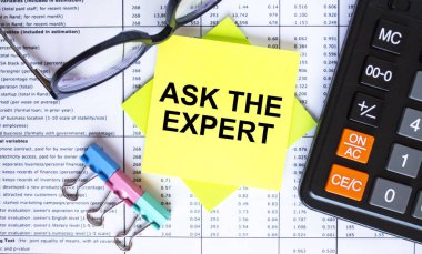 Hesap makinesi, gözlük ve ataç ile 