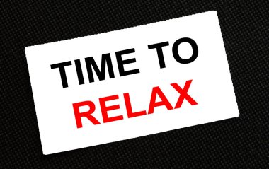 Siyah arkaplanda rahatlama zamanı yazılı beyaz kart