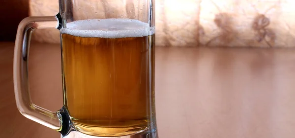 Ein Glas Bier Steht Auf Dem Tisch — Stockfoto