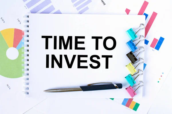 Jegyzetfüzet Szöveggel Time Invest Gemkapcsok Kék Toll Pénzügyi Ábrákon Üzleti — Stock Fotó