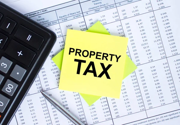 Sticker Met Tekst Property Tax Liggend Financiële Tafels Rekenmachine Met — Stockfoto