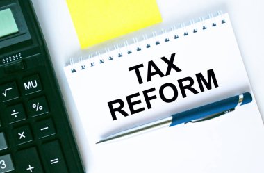 Metin Vergi Reformu ile not et. Hesap makinesi, kalem ve çıkartmalar. İş ve mali konsept