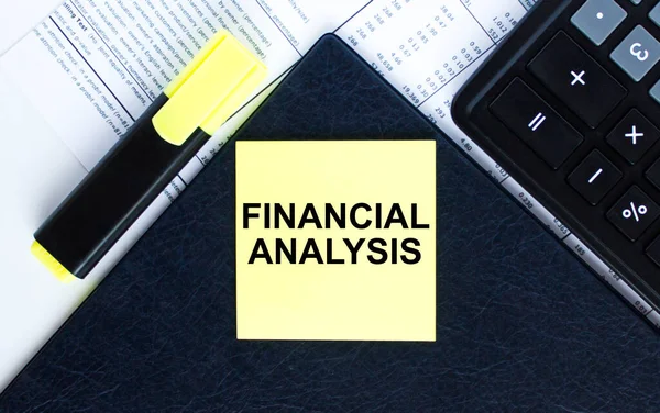 Yellow Sticker Text Financial Analysis Laying Folder Yellow Marker Calculator — Stock Photo, Image