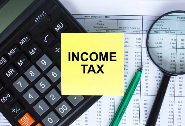 Sticker Met Tekst Inkomstenbelasting Rekenmachine Vergrootglas Met Groene Pen Financiële — Stockfoto