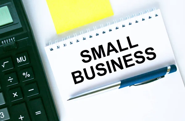 Notatnik Tekstem Small Business Kalkulator Długopis Naklejki Koncepcja Biznesowa Finansowa — Zdjęcie stockowe