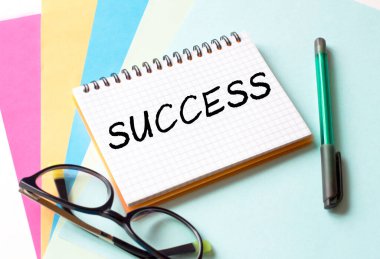 Metni olan Not Defteri renkli kağıt üzerinde, gözlük ve kalemle birlikte. Konsept fotoğraf