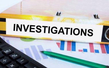 Finansal diyagramlarda yeşil kalem ve hesap makinesiyle yer alan klasördeki metin araştırmaları. İş ve mali konsept