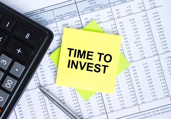 Adesivo Com Texto Time Invest Deitado Sobre Tabelas Financeiras Calculadora — Fotografia de Stock