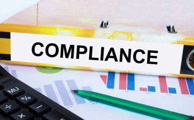 Finansal diyagramlarda yeşil kalem ve hesap makinesiyle yer alan dizinin metin uyumluluğu. İş ve mali konsept