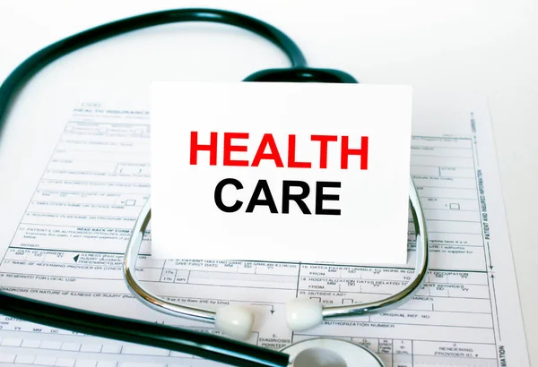 Text Keep Health Care Auf Der Weißen Karte Mit Stethoskop — Stockfoto
