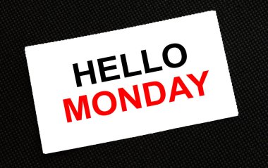 Siyah arkaplanda beyaz kart. Pazartesi günü mesaj var. Konsept fotoğraf