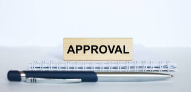 Metal mavi kalemle bir not defterinin üzerinde duran jenga ağacının üzerinde 