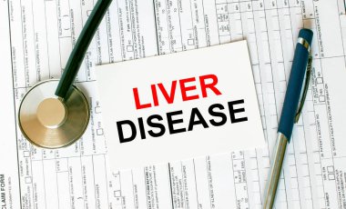Karta steteskop, kalem ve tıbbi belgelerle karaciğer hastalığı yaz. Tıbbi konsept fotoğrafı