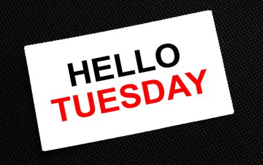 Siyah arkaplanda beyaz kart var. Merhaba Salı. Konsept fotoğraf