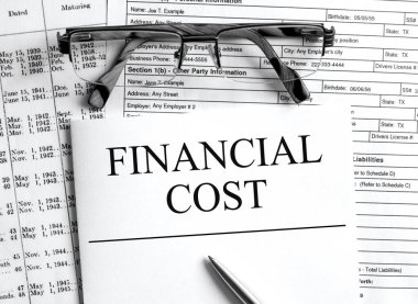 Gözlüklü ve metal kalemli bir finans masasında yazılı bir kağıt. Finansal ve konsept fotoğraf