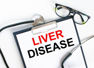 Dosyadaki steteskop ve gözlüklü karaciğer hastalığına mesaj at. Tıbbi konsept fotoğrafı