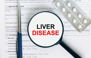 İçinde yazılı karaciğer hastalığı olan büyüteç hapları ve mavi metal kalemle tıbbi belgelerin üzerinde yatıyor. Konsept fotoğraf olarak kullanılabilir.