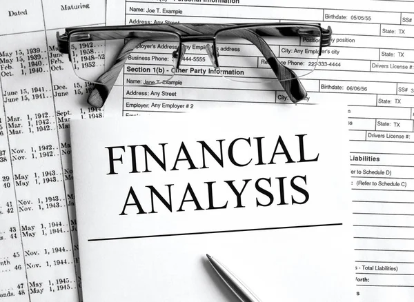 Papier Tekstem Analiza Finansowa Stole Finansowym Okularami Metalowym Długopisem Zdjęcie — Zdjęcie stockowe