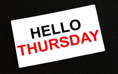 Siyah arkaplanda beyaz kart var. Konsept fotoğraf