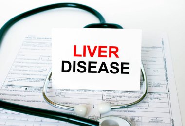 Karta steteskop ve tıbbi belgelerle karaciğer hastalığı yaz. Tıbbi konsept fotoğrafı