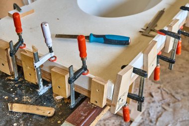 Masa üstü lavabo ile akrilik taş sıkma kelepçeler