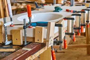 Masa üstü lavabo ile akrilik taş sıkma kelepçeler