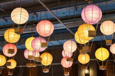 Kağıt luminaries altında teknik tavana asılı