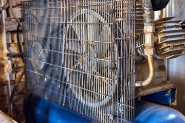 Ön panel içinde büyük bir fan ile elektrik hava kompresörü