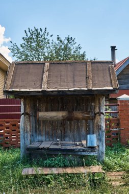 Eski iyi bir tuğla çit arka plan üzerinde ahşap