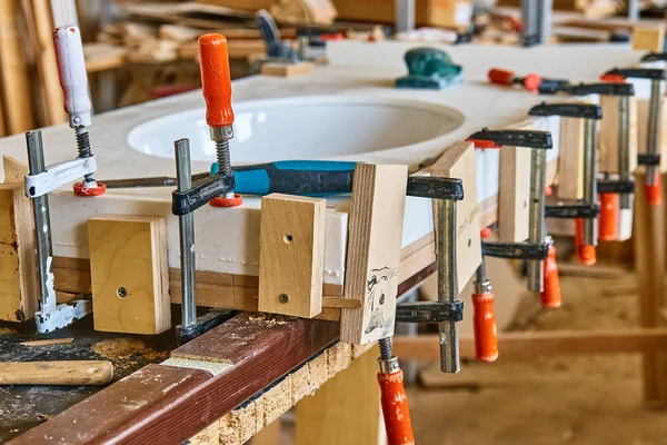 Masa üstü lavabo ile akrilik taş sıkma kelepçeler