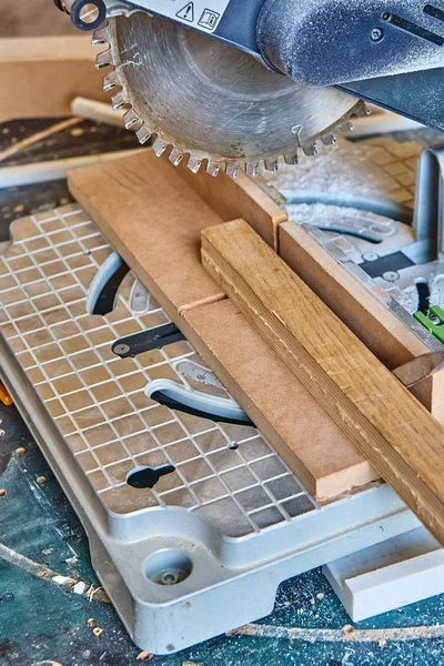 Close Electric Saw Sawing Wood Board — Stock Photo, Image