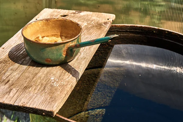 鉄樽いっぱいの水とスクープ — ストック写真