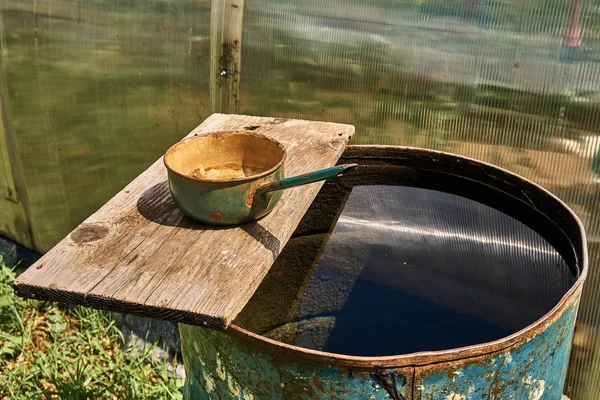 Barril Hierro Lleno Agua Con Una Cucharada — Foto de Stock