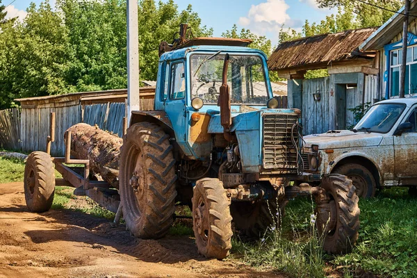 Старий Колісний Трактор Колодою Причепі — стокове фото