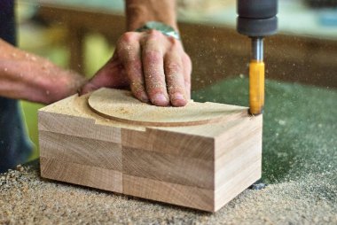 Ahşap Doğrama atölyesinde bir freze makinesi ürünleriyle işlenmesi