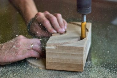 Ahşap Doğrama atölyesinde bir freze makinesi ürünleriyle işlenmesi