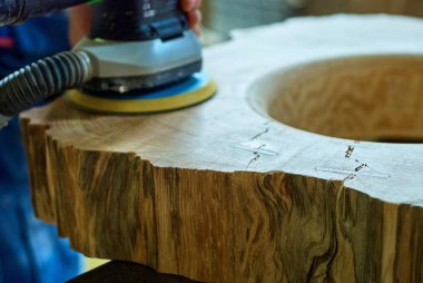 Woodworker dikkatle profesyonel ekipman ile zahmetli