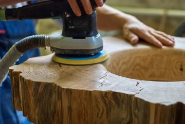 Woodworker dikkatle profesyonel ekipman ile zahmetli