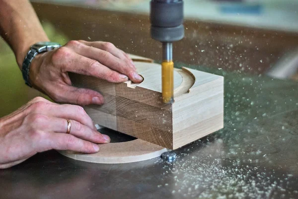 Bearbeitung Von Holzprodukten Mit Einer Fräsmaschine Einer Tischlerei — Stockfoto