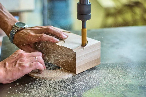 Bearbeitung Von Holzprodukten Mit Einer Fräsmaschine Einer Tischlerei — Stockfoto