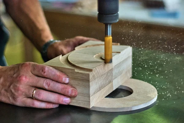 Bearbeitung Von Holzprodukten Mit Einer Fräsmaschine Einer Tischlerei — Stockfoto