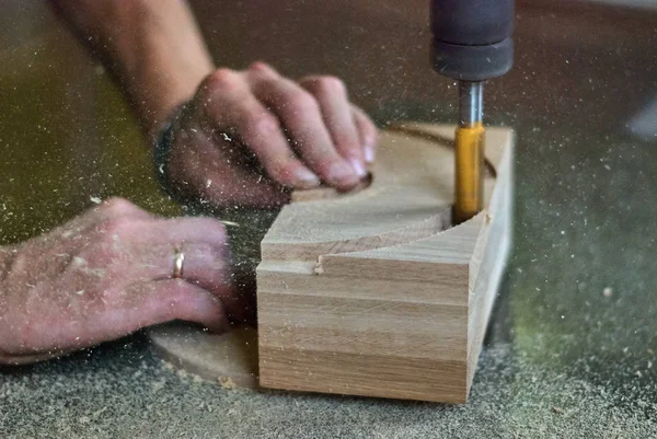 Ahşap Doğrama atölyesinde bir freze makinesi ürünleriyle işlenmesi