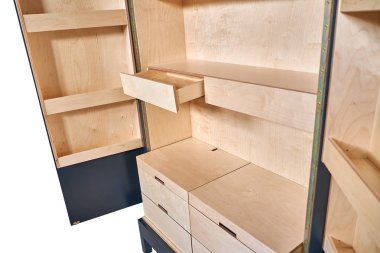 Kontrplak gri kapılı dolap-bar yaptım. Beyaz arka plan